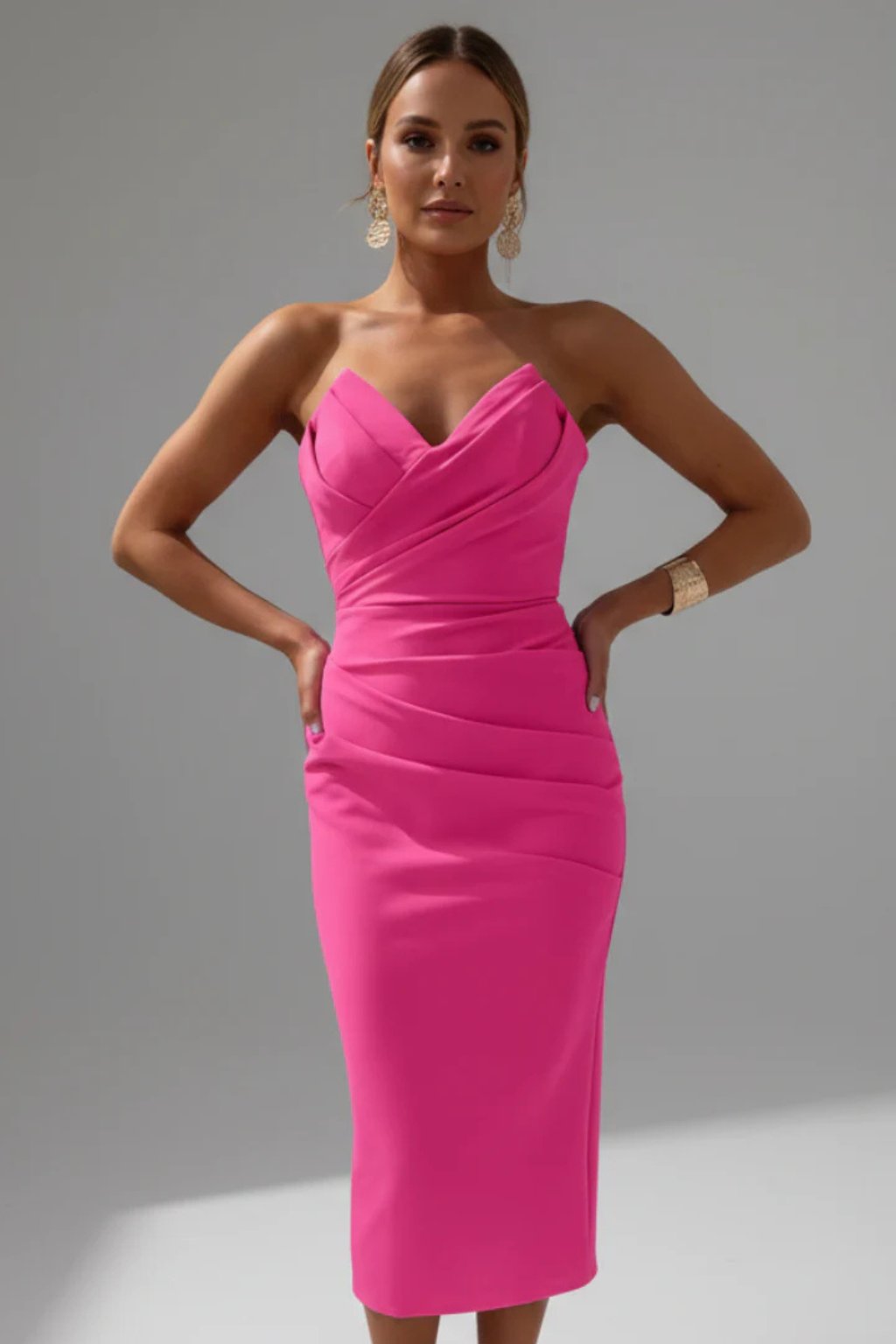 Genevieve – Vestido Midi sin Tirantes con Escote Corazón y Fruncido