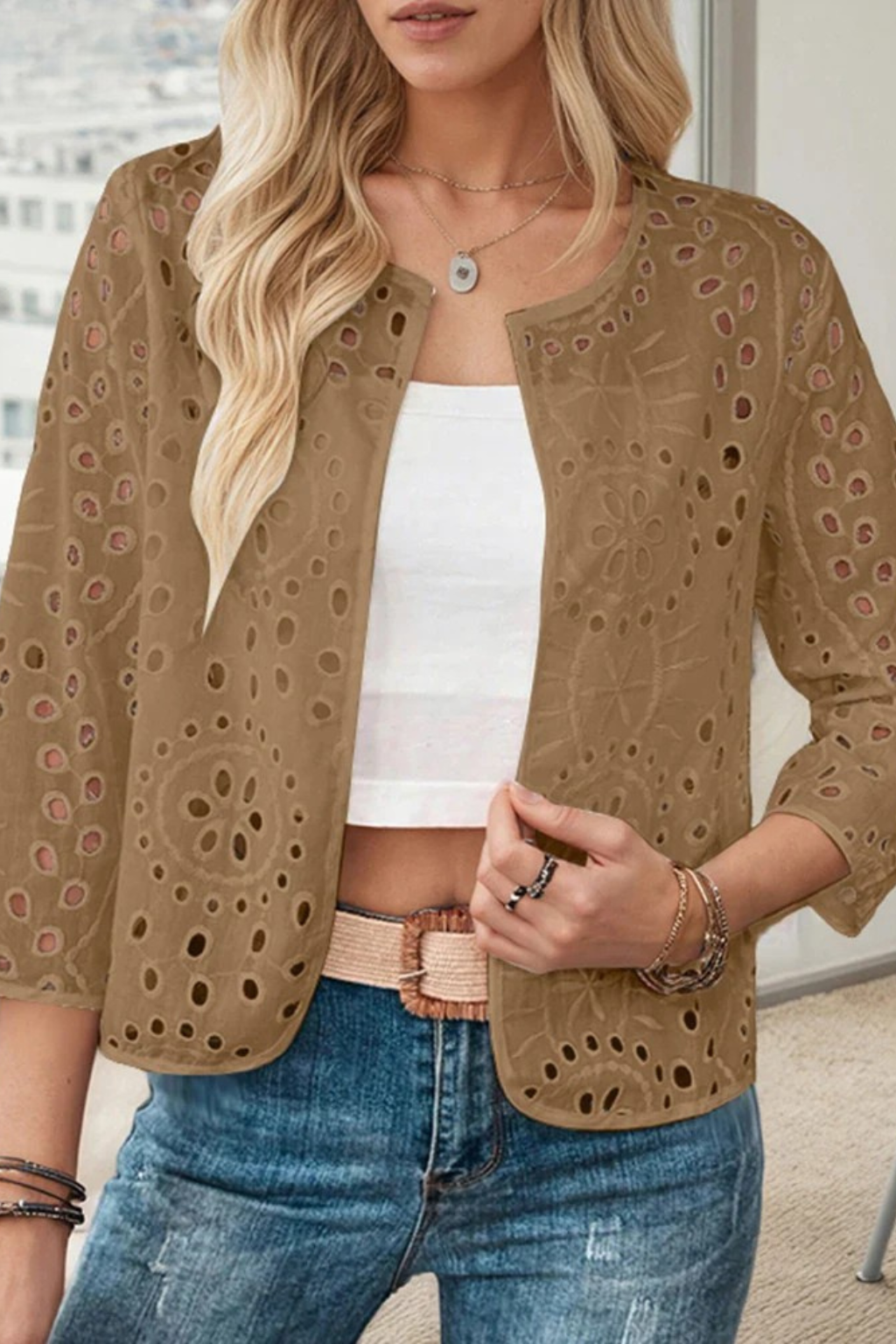 Imogen – Cárdigan Cropped de Crochet con Detalle Bordado