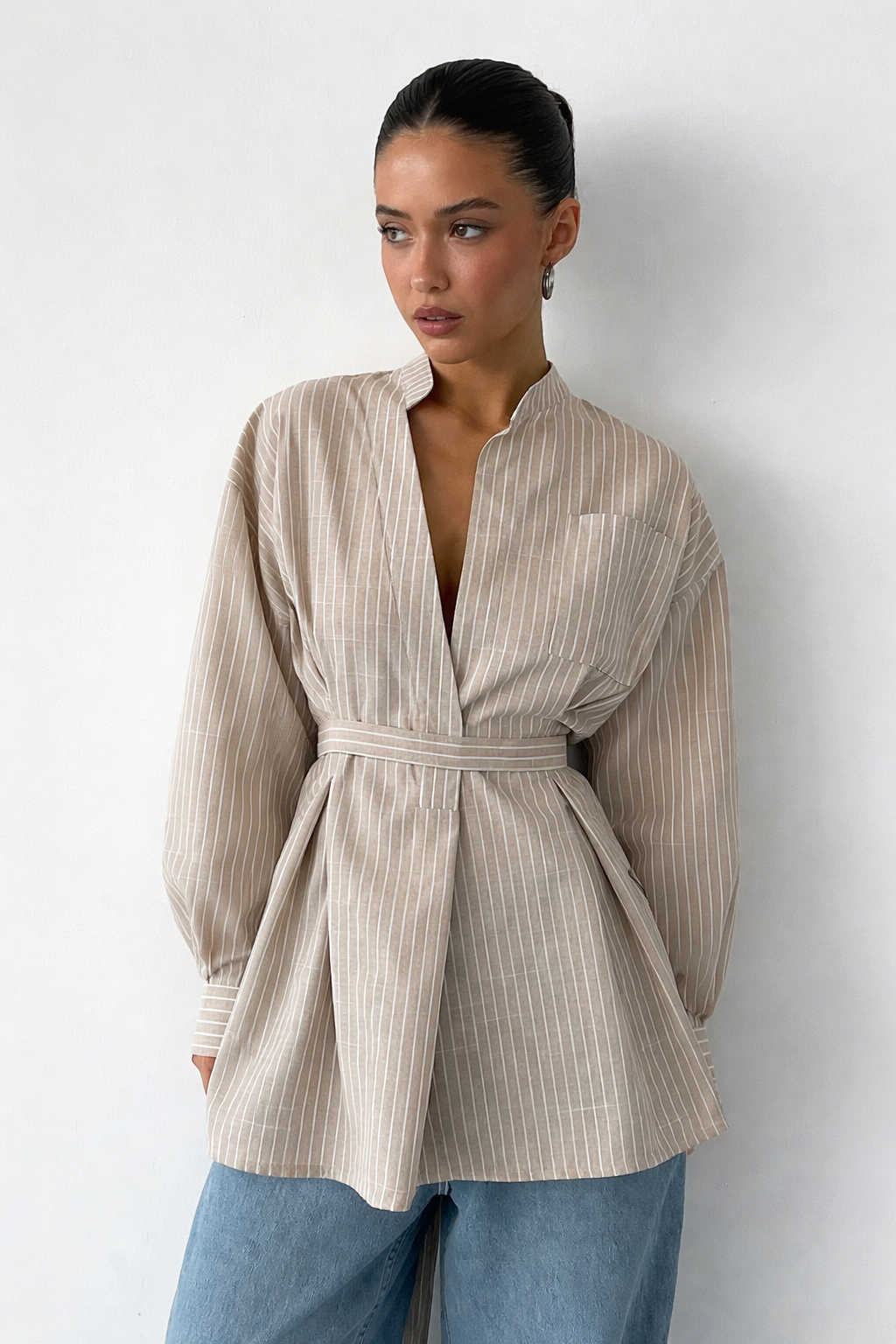 Maren – Camisa de Rayas con Cuello Mao y Cinturón de Manga Larga