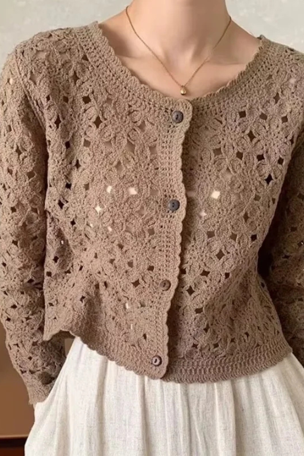 Agatha – Cárdigan Cropped de Crochet con Detalle Floral