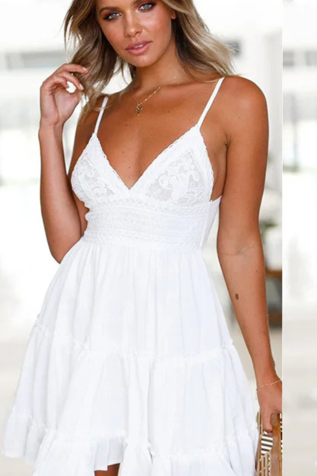 Freja – Vestido de Encaje Blanco con Tirantes y Espalda Abierta