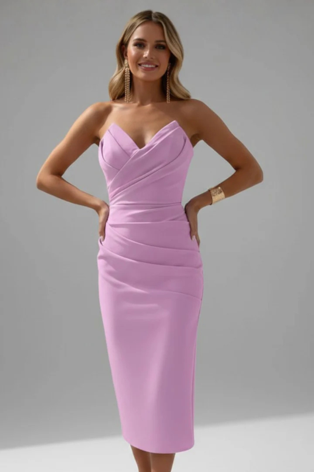 Genevieve – Vestido Midi sin Tirantes con Escote Corazón y Fruncido