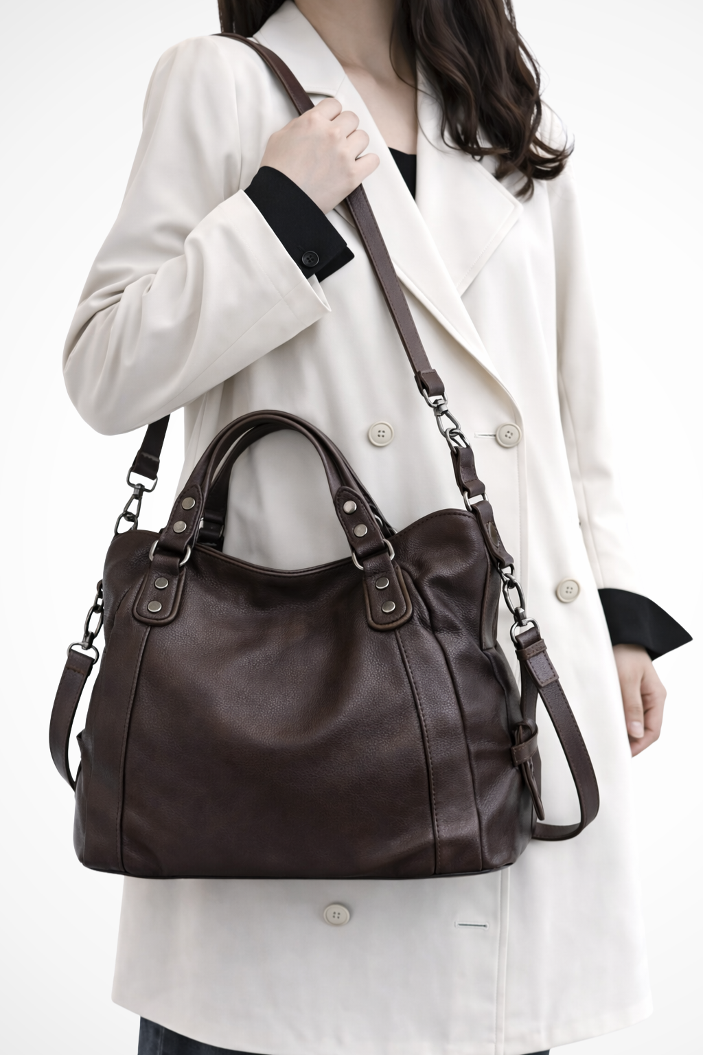 Elowen – Bolso de Hombro con Tachuelas Decorativas
