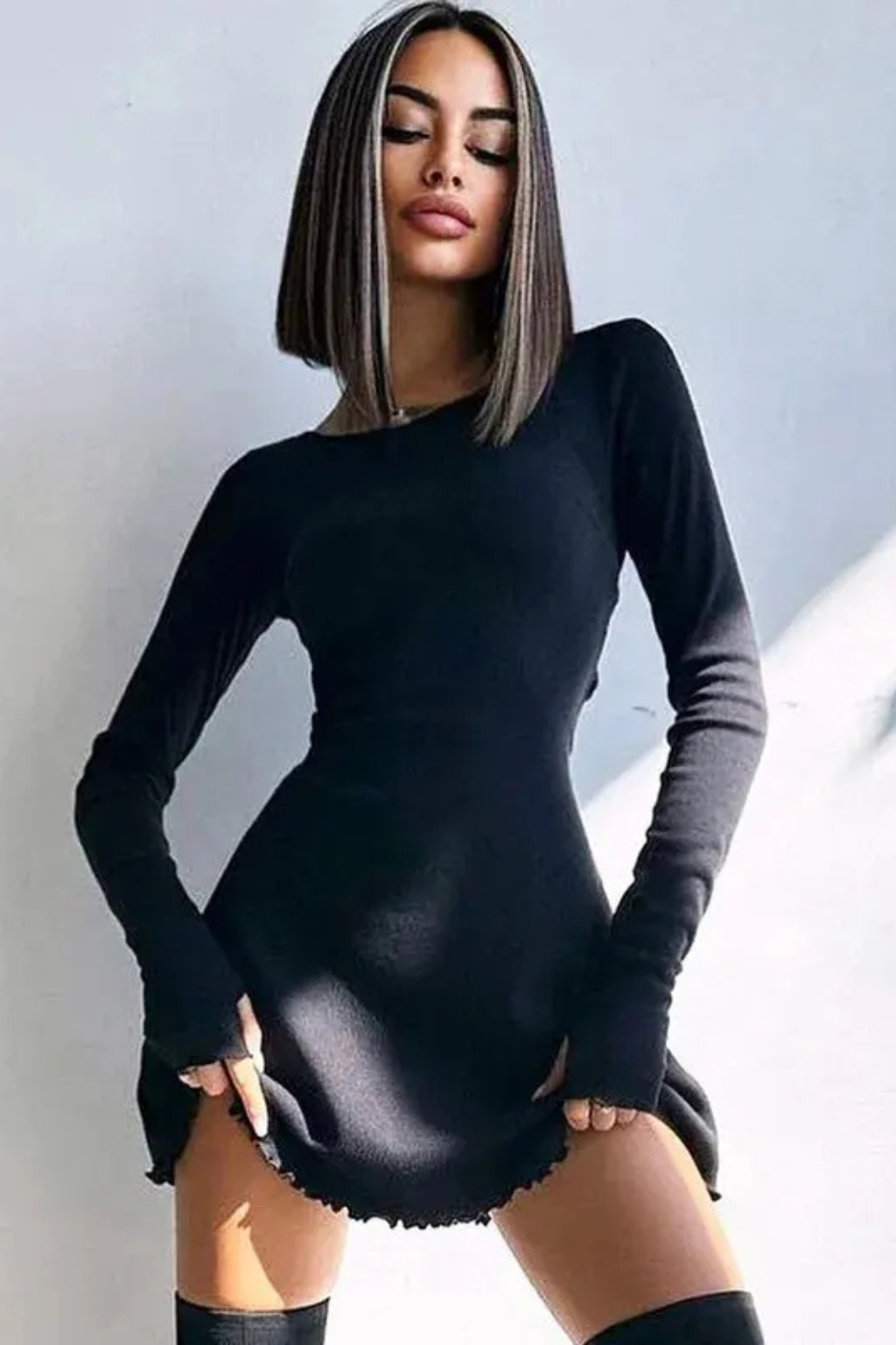 Romy – Vestido Mini Bodycon Acanalado con Bajo en Picos