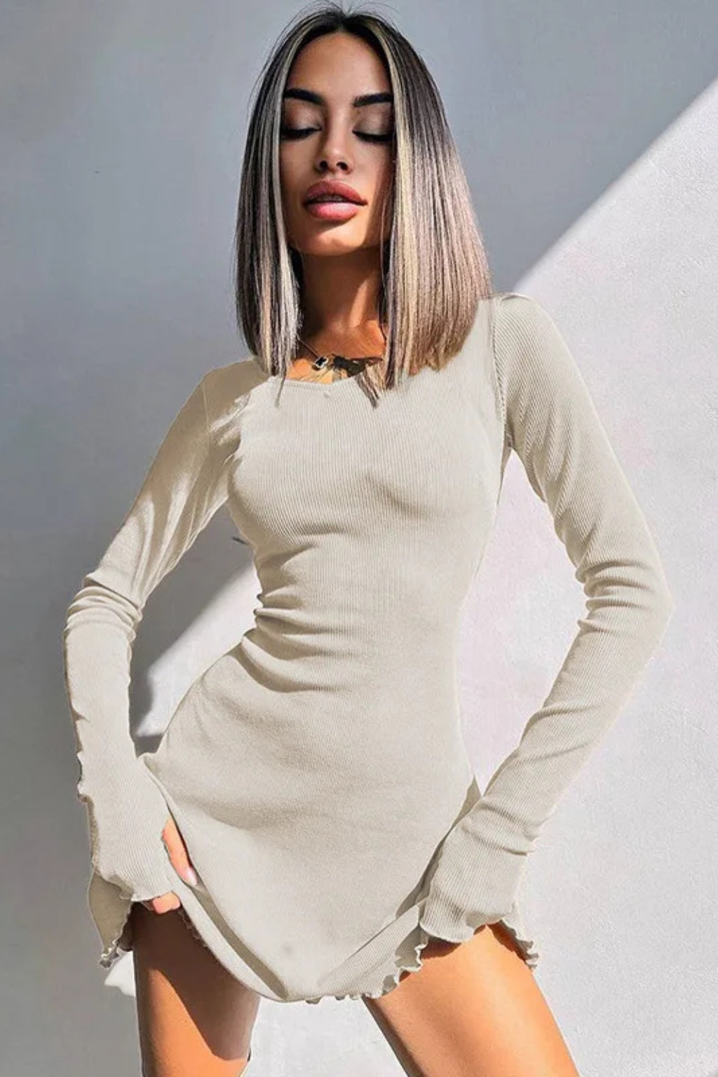 Romy – Vestido Mini Bodycon Acanalado con Bajo en Picos