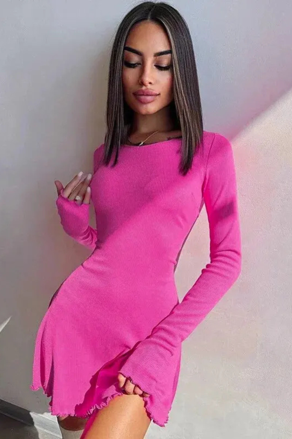 Romy – Vestido Mini Bodycon Acanalado con Bajo en Picos