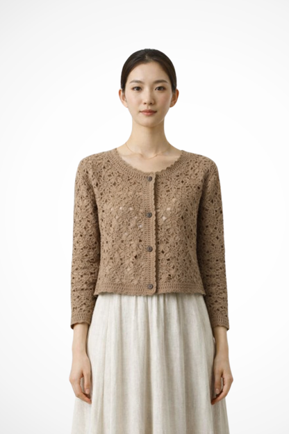 Agatha – Cárdigan Cropped de Crochet con Detalle Floral