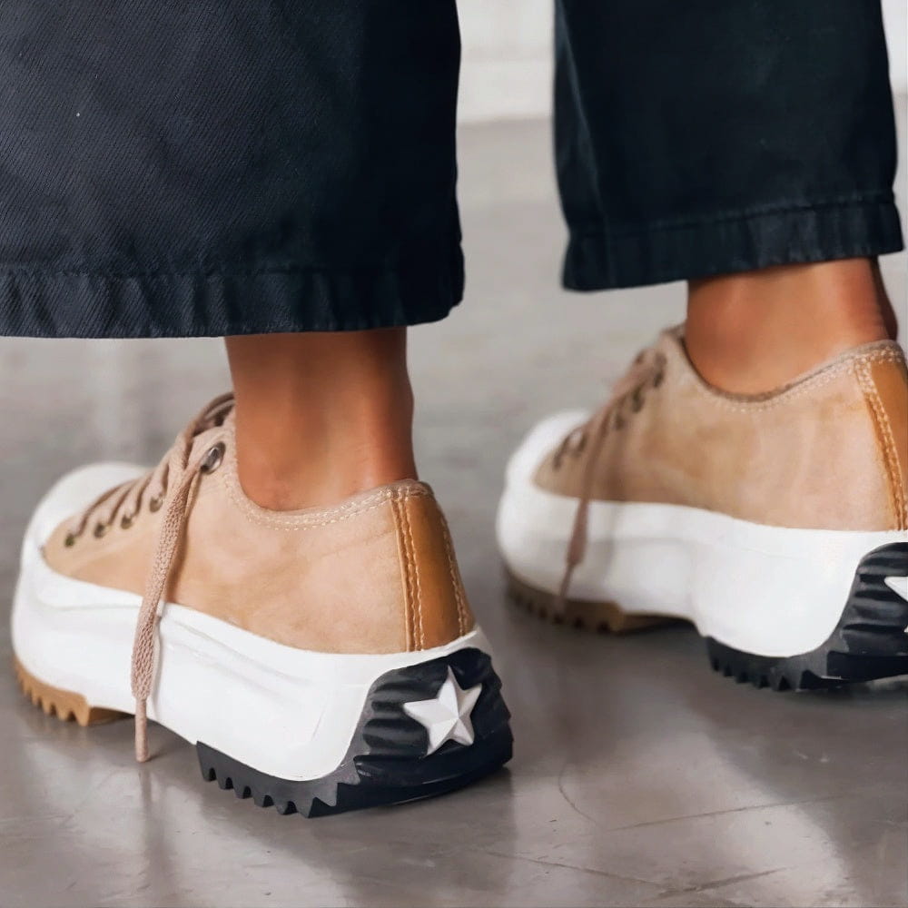 Modelo con zapatos de mujer Valeria | Horizoncor México