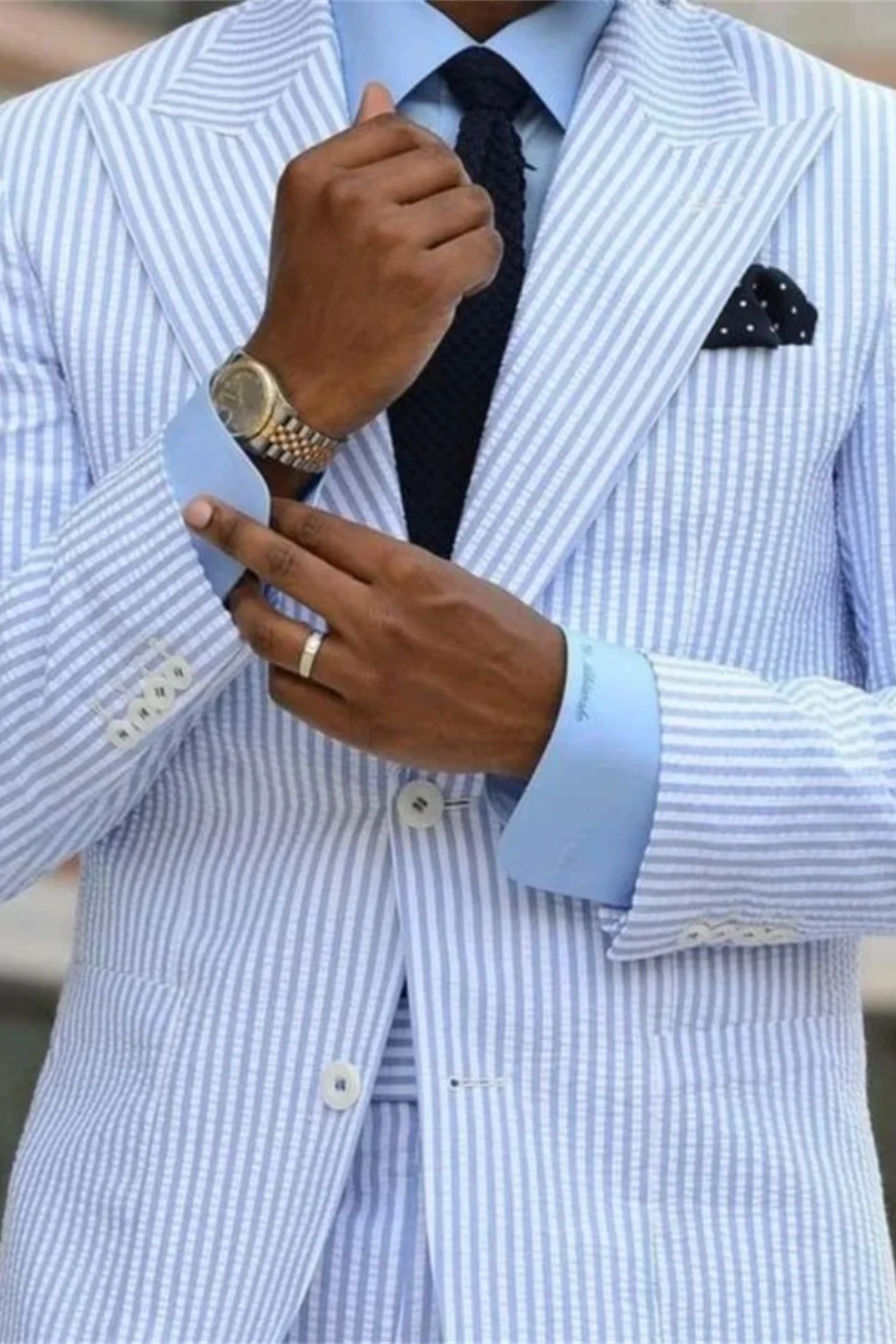 Augusto – Traje de Rayas con Solapa de Pico para Hombre