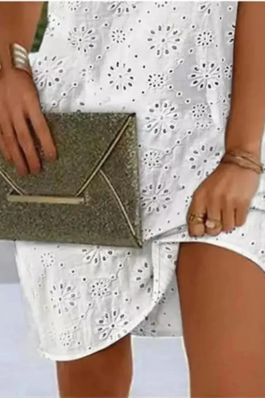 Lumière – Vestido Mini sin Mangas con Escote en V Bordado