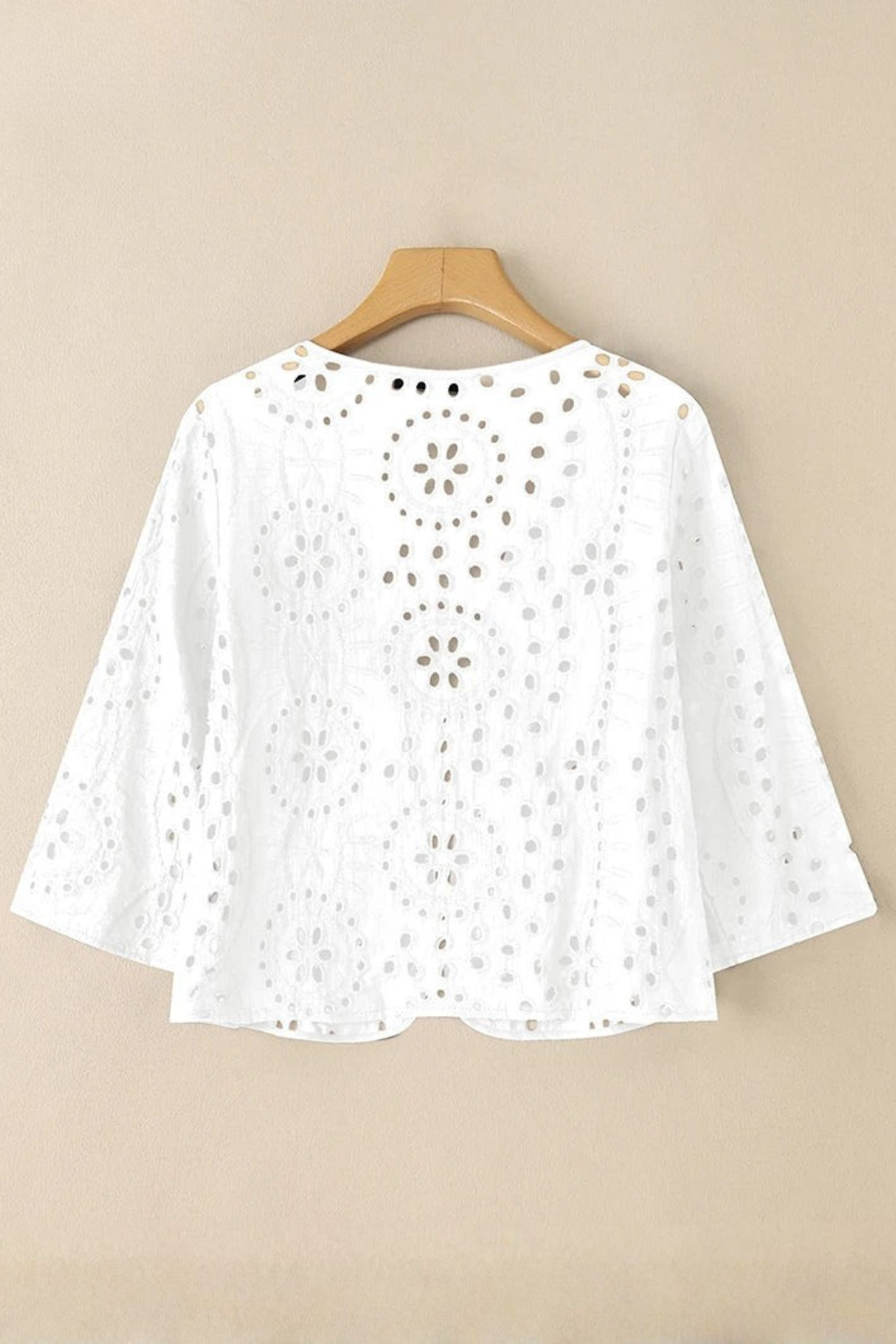 Imogen – Cárdigan Cropped de Crochet con Detalle Bordado