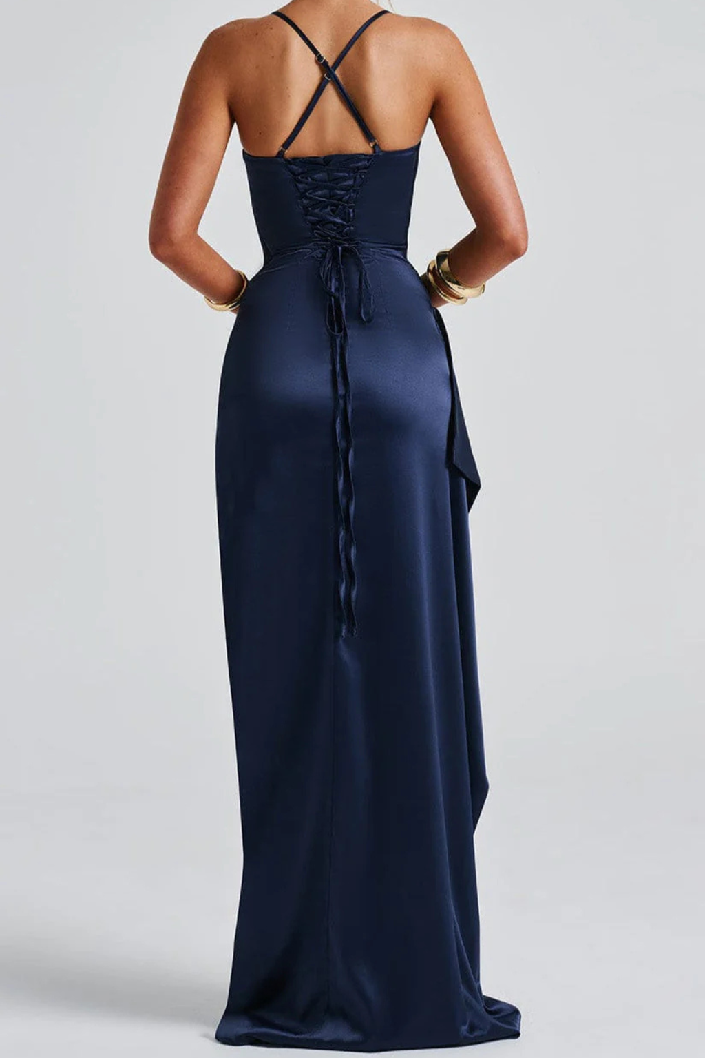 Avelisse – Vestido Maxi Satinado con Tirantes y Abertura Alta
