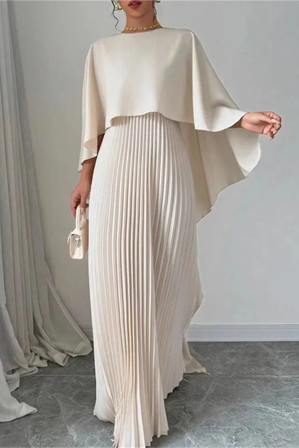 Madeline – Vestido Maxi Plisado con Manga Capa para Boda