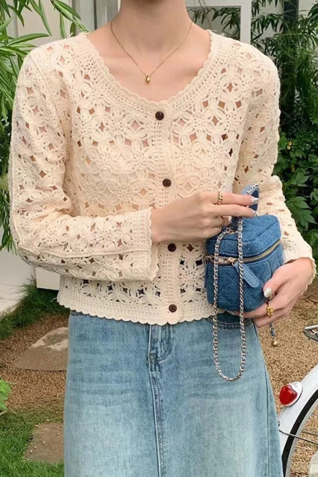 Agatha – Cárdigan Cropped de Crochet con Detalle Floral