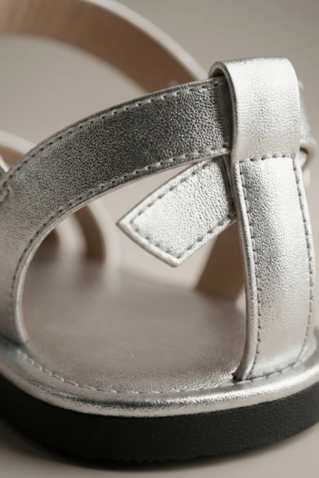 Harriet – Sandalias Planas Metálicas con Tiras Cruzadas