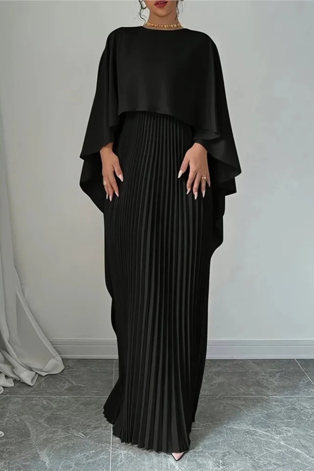 Madeline – Vestido Maxi Plisado con Manga Capa para Boda