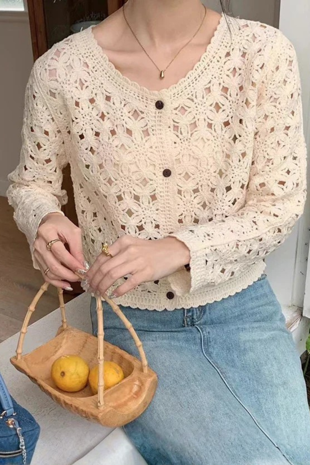 Agatha – Cárdigan Cropped de Crochet con Detalle Floral