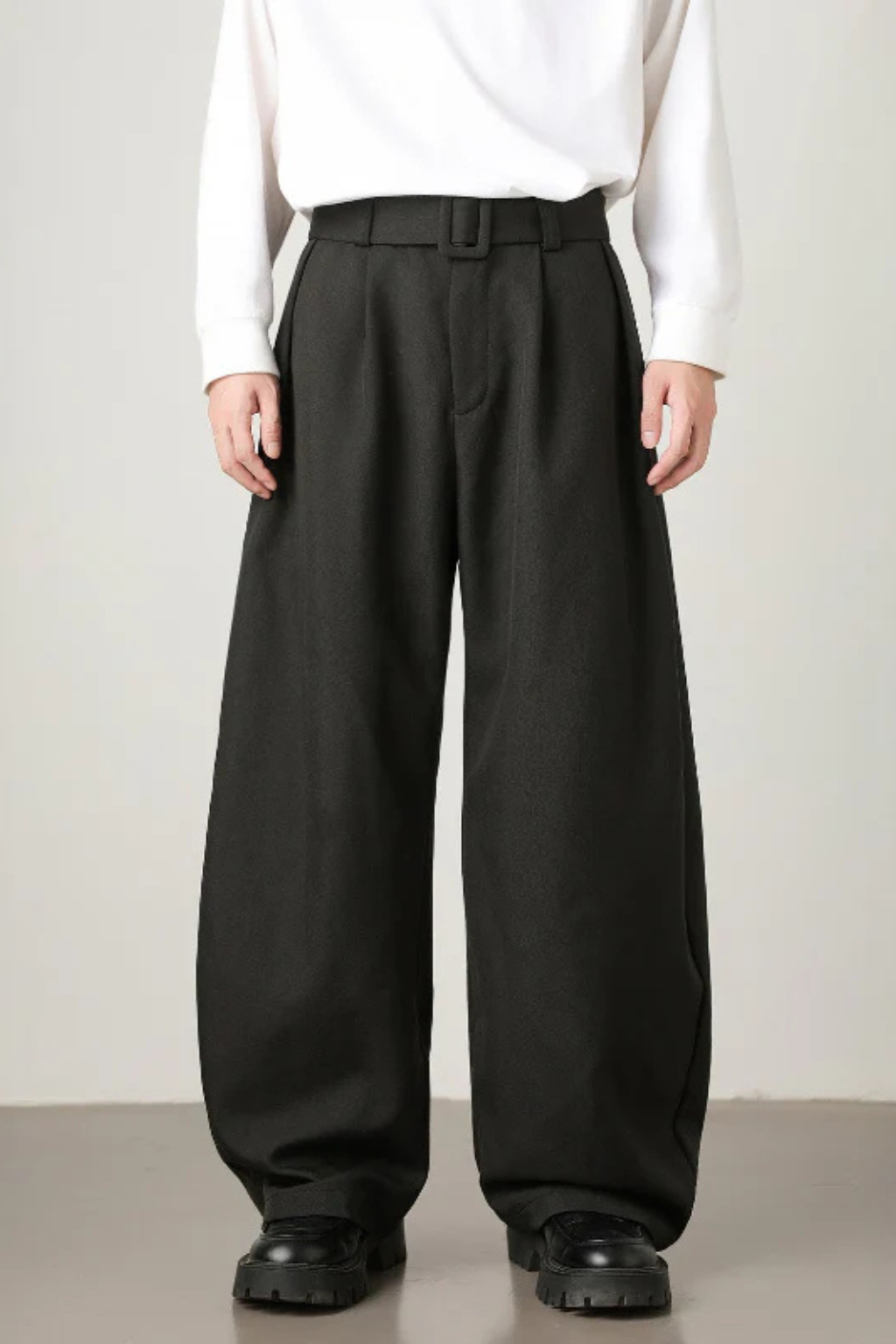 Ledger – Pantalón de Pierna Ancha con Cintura Alta y Cinturón para Hombre