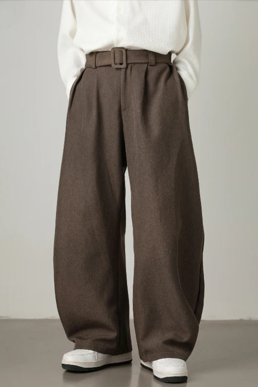 Ledger – Pantalón de Pierna Ancha con Cintura Alta y Cinturón para Hombre