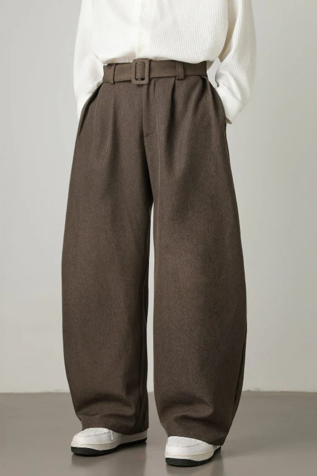 Ledger – Pantalón de Pierna Ancha con Cintura Alta y Cinturón para Hombre