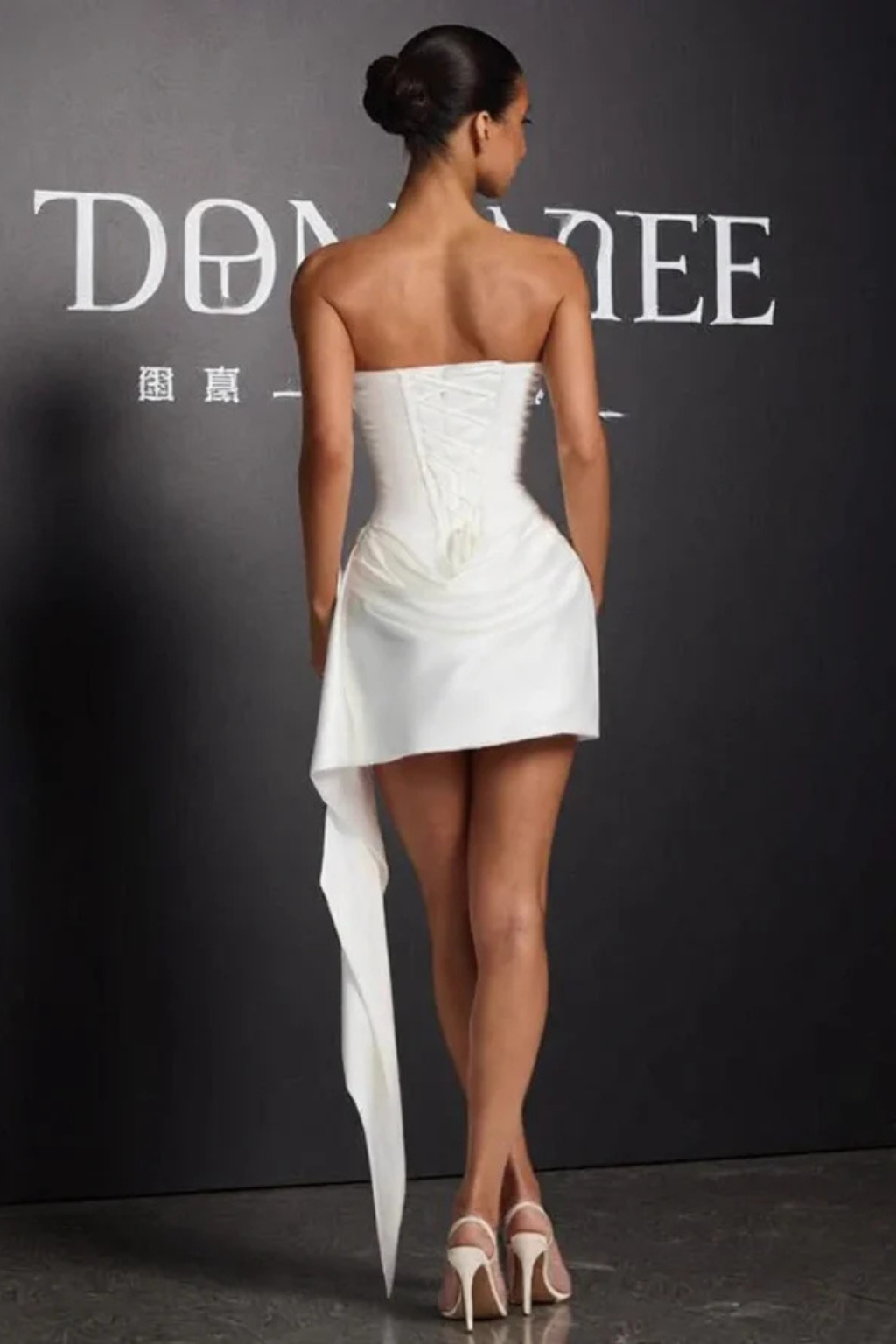 Zafrina – Vestido Mini de Satén sin Tirantes con Corsé para Boda