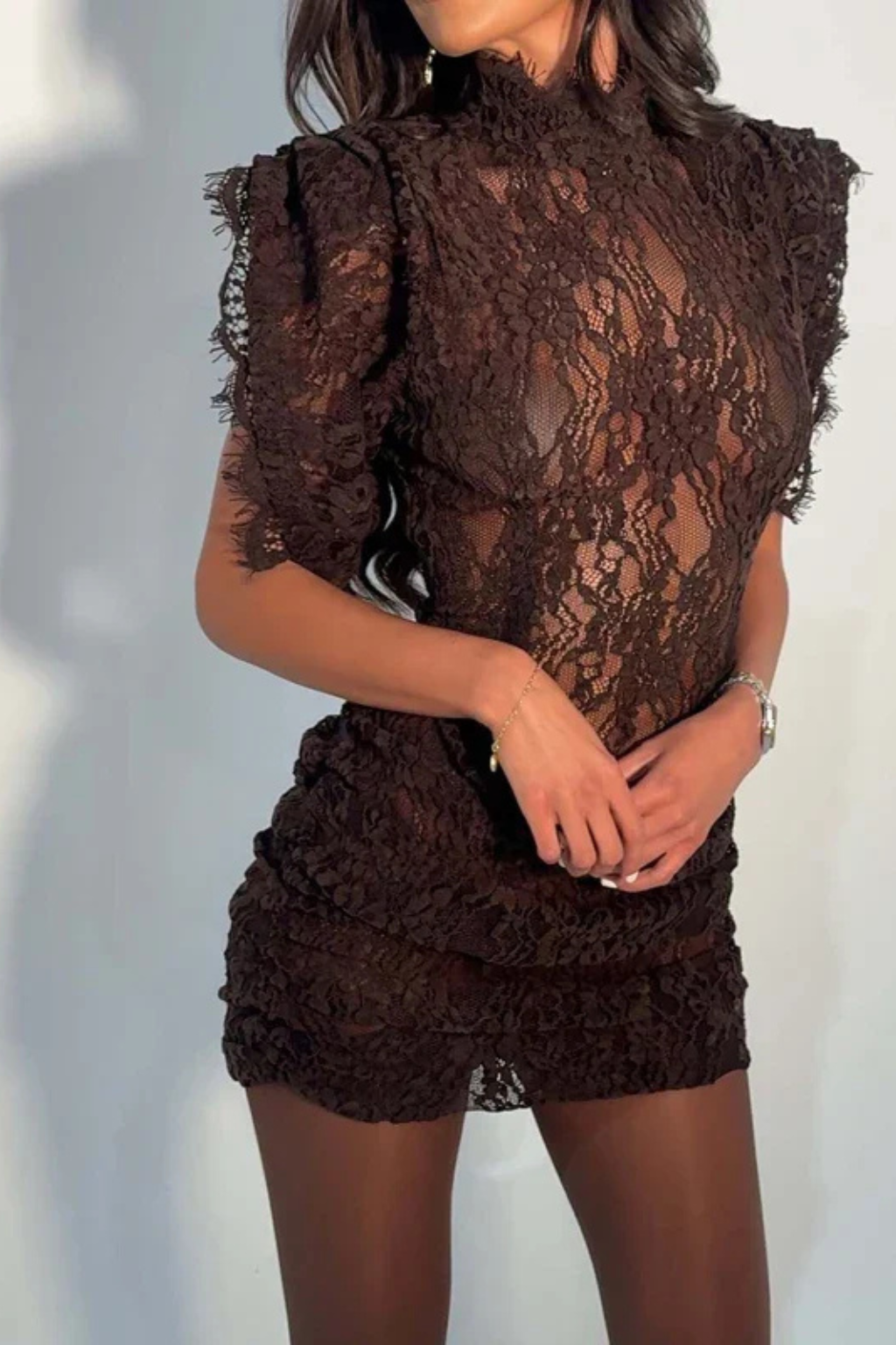 Amelia – Vestido Mini Bodycon con Cuello Alto y Ribete de Encaje
