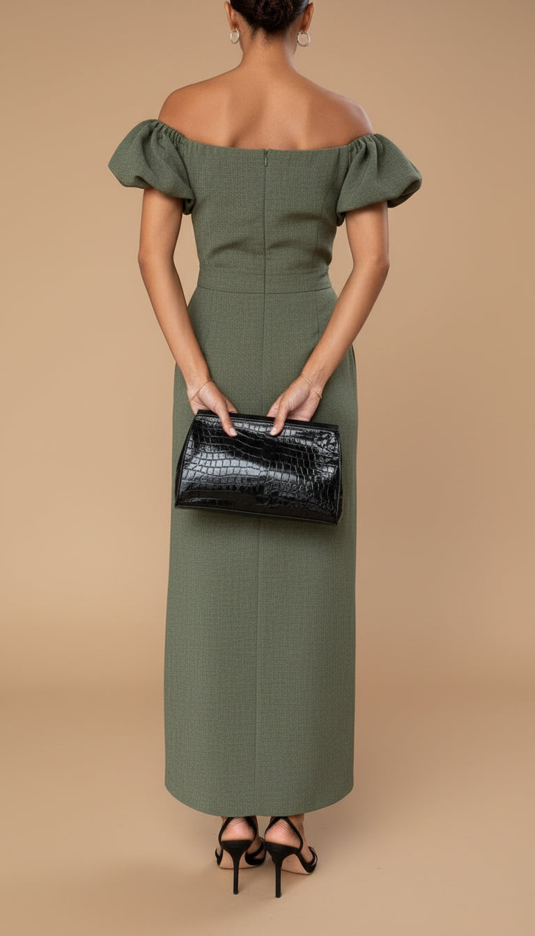 Modelo con vestido midi elegante Carla | Horizoncor México