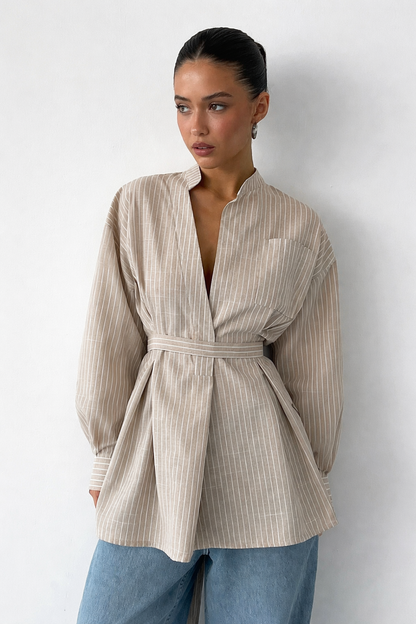 Maren – Camisa de Rayas con Cuello Mao y Cinturón de Manga Larga