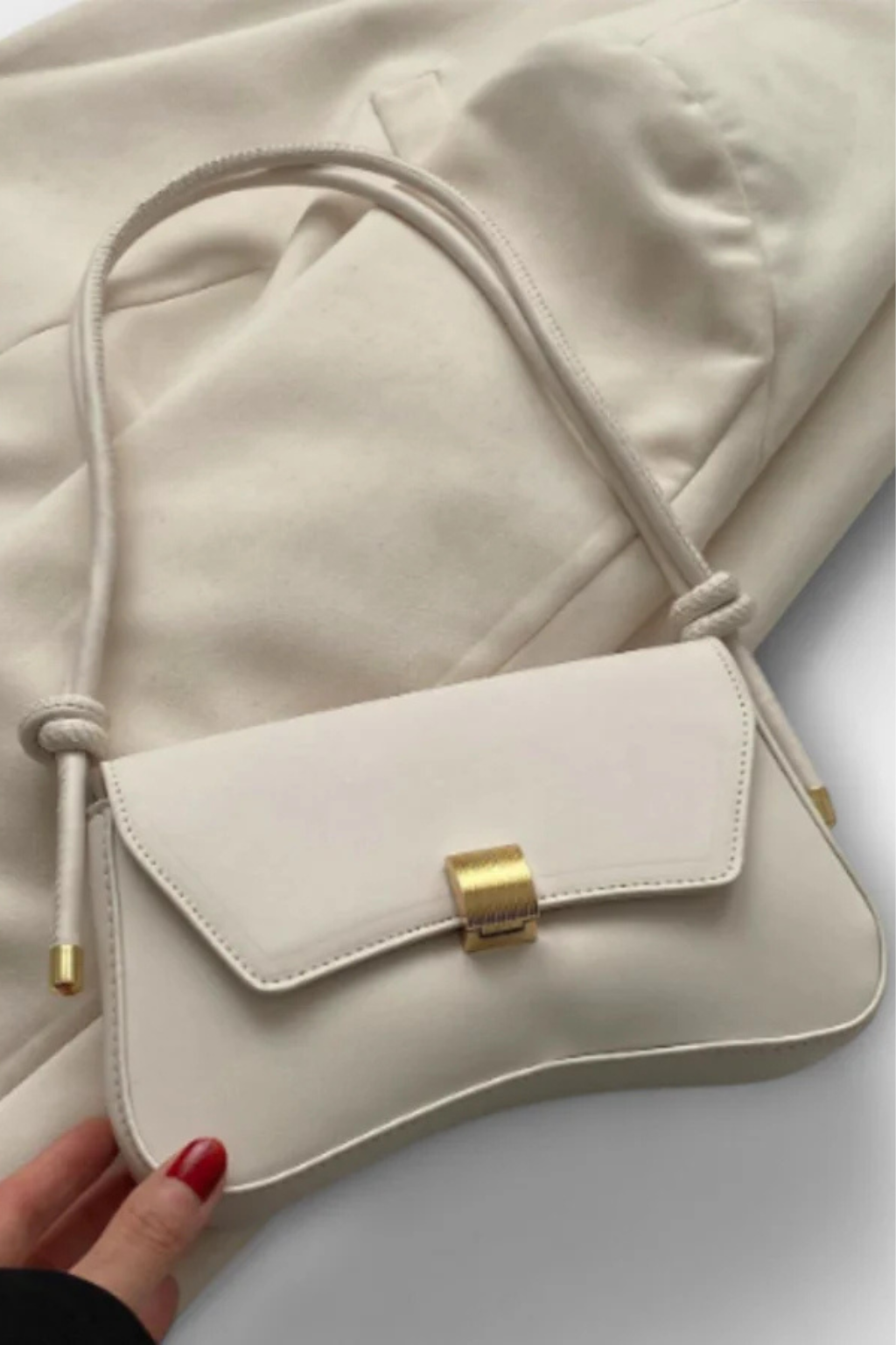 Maravelle – Bolso de Hombro Minimalista con Broche Dorado