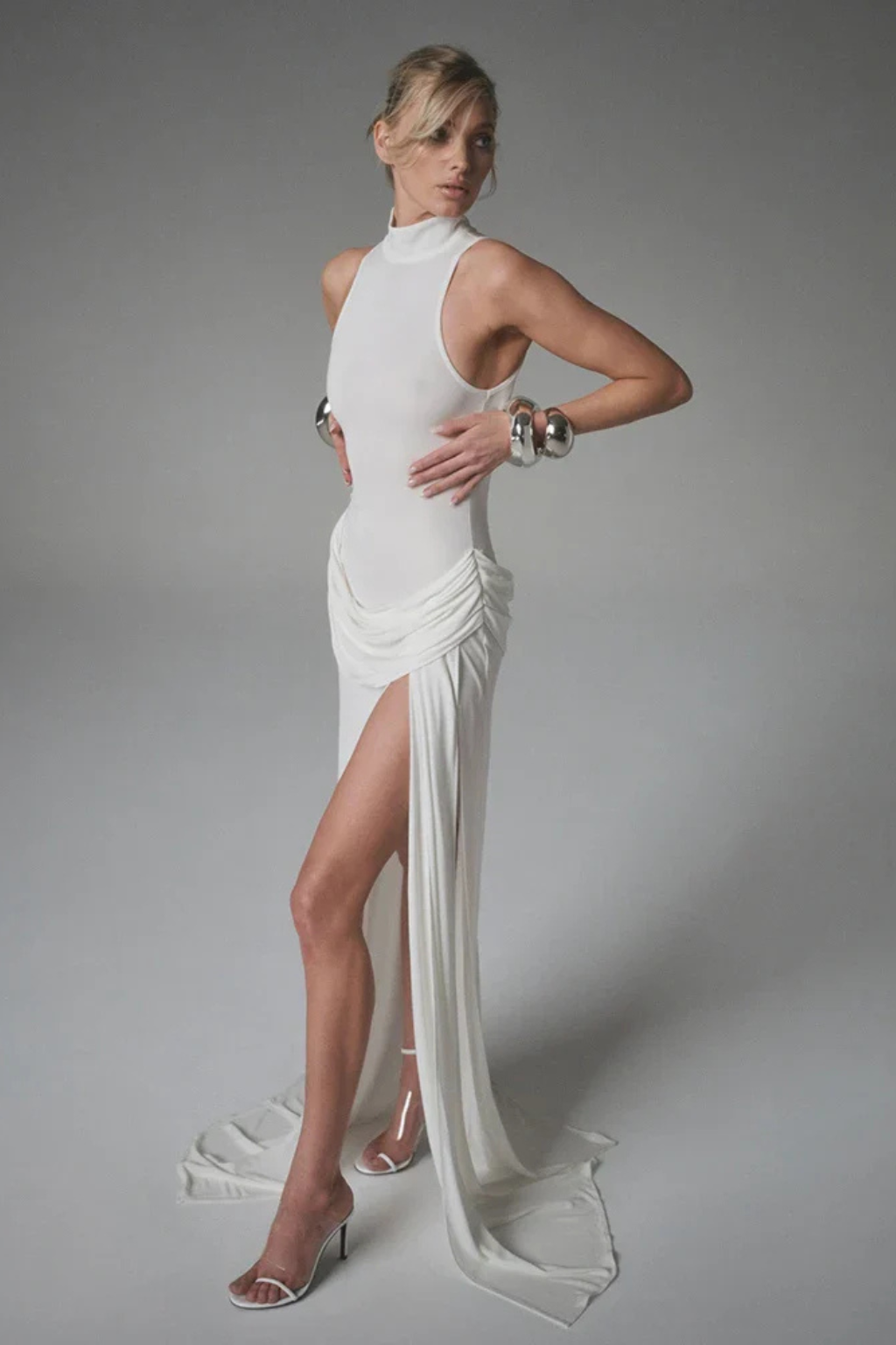 Cosima – Vestido Maxi sin Mangas de Cuello Alto con Abertura para Boda