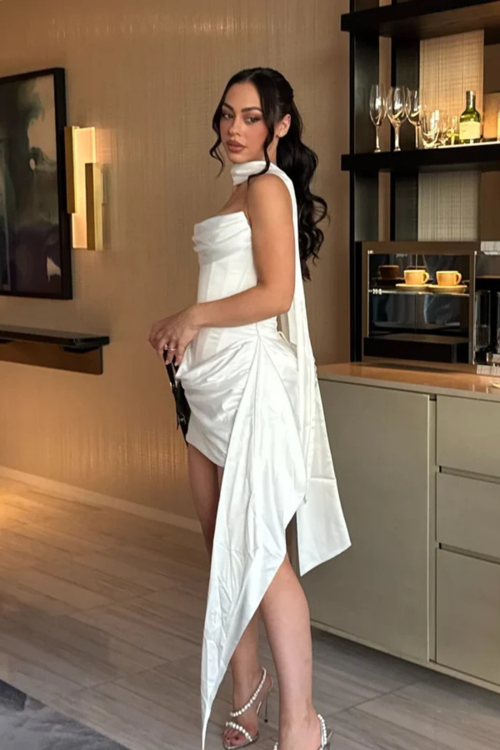 Zafrina – Vestido Mini de Satén sin Tirantes con Corsé para Boda