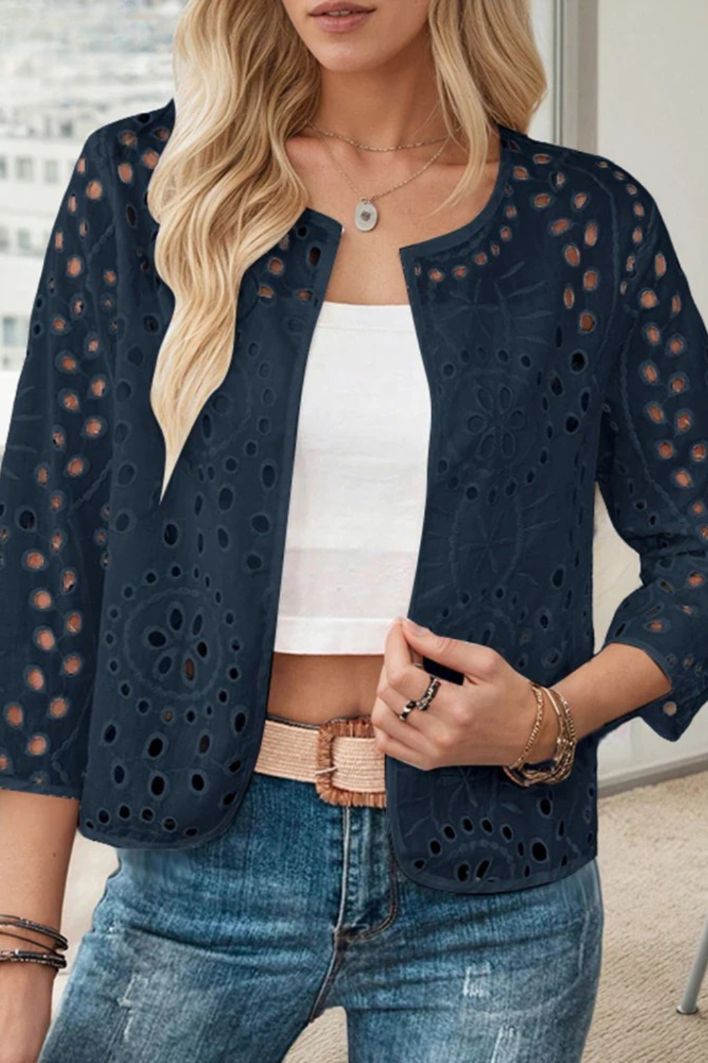 Imogen – Cárdigan Cropped de Crochet con Detalle Bordado