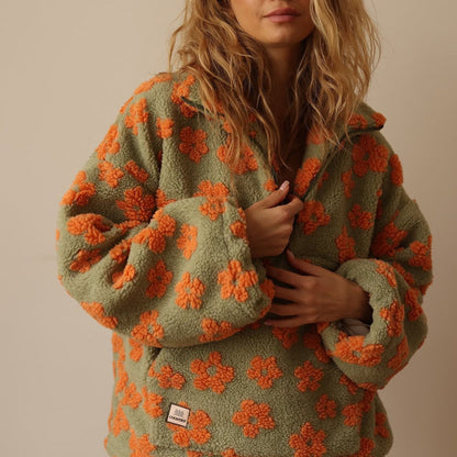 Modelo con chaqueta de mujer Daisy | Horizoncor México
