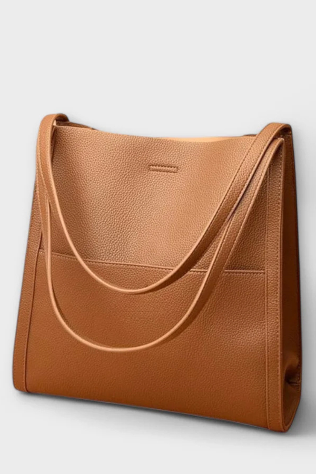 Neva – Bolso Tote Estructurado con Bolsillo Frontal Texturizado