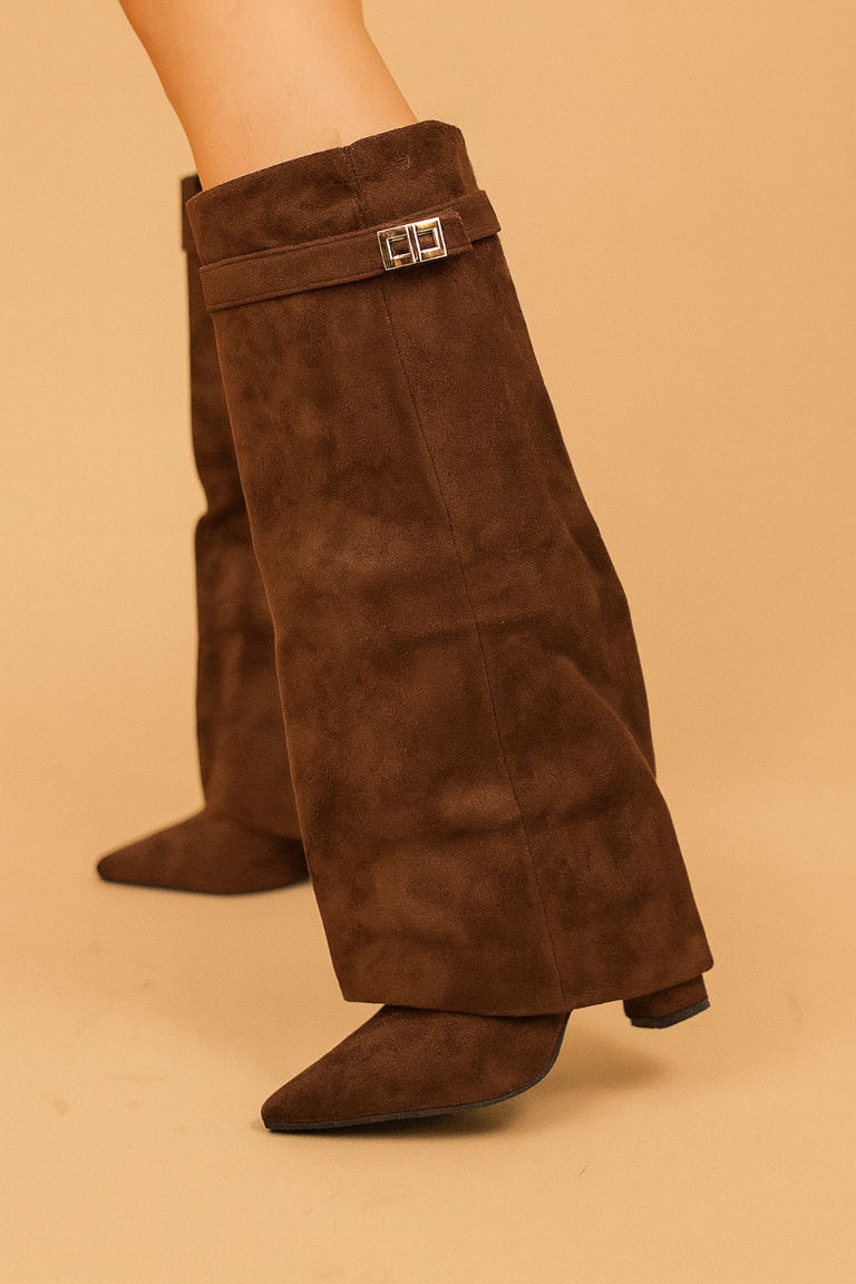 Modelo con botas vaqueras Montblanc | Horizoncor México
