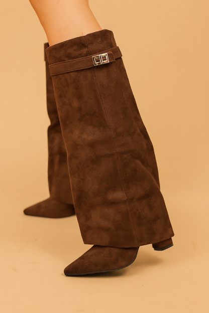 Modelo con botas vaqueras Montblanc | Horizoncor México