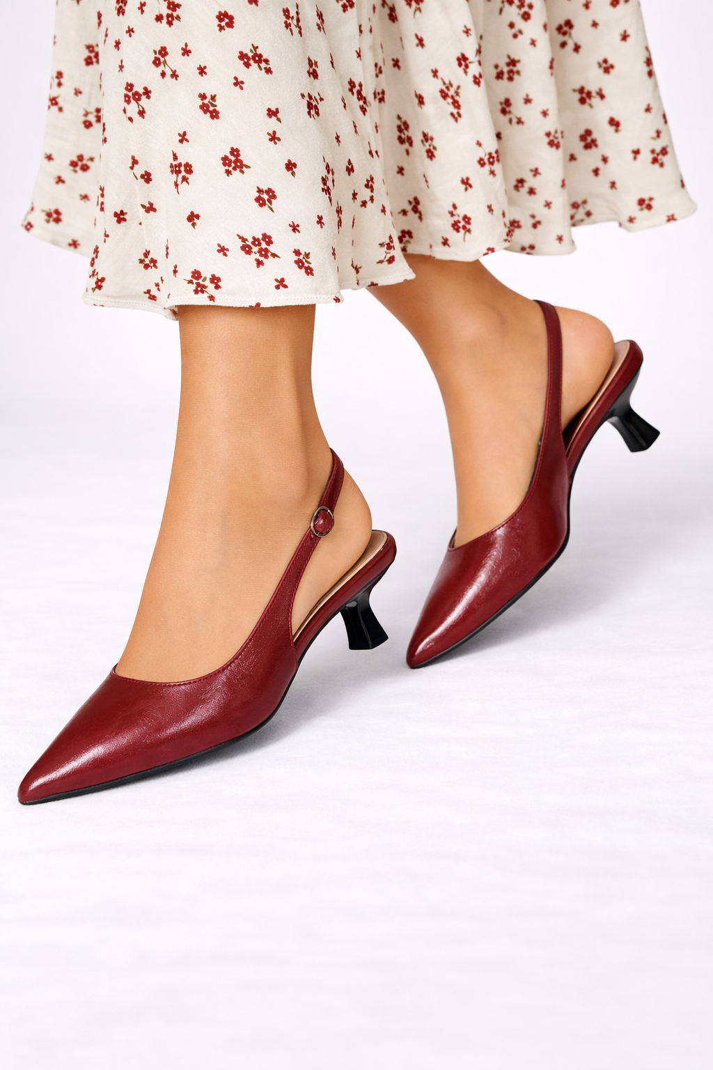Lucinda – Kitten Heels Slingback con Punta Apuntada