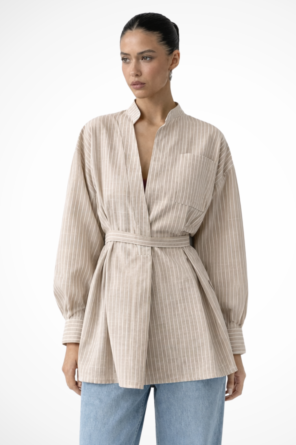 Maren – Camisa de Rayas con Cuello Mao y Cinturón de Manga Larga