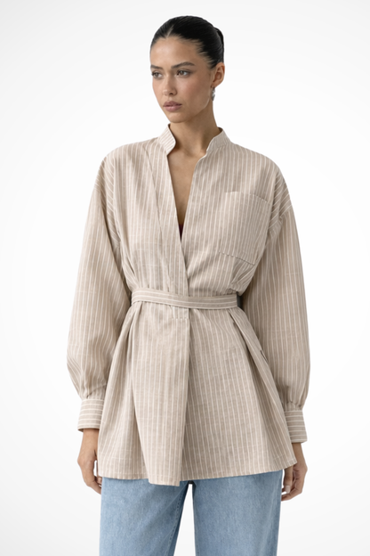 Maren – Camisa de Rayas con Cuello Mao y Cinturón de Manga Larga