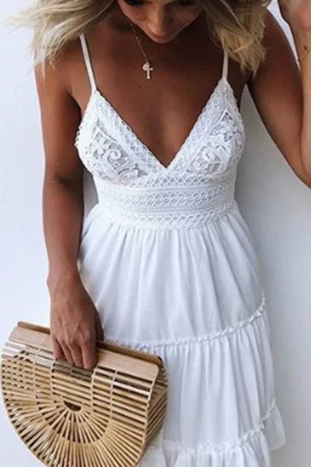 Freja – Vestido de Encaje Blanco con Tirantes y Espalda Abierta
