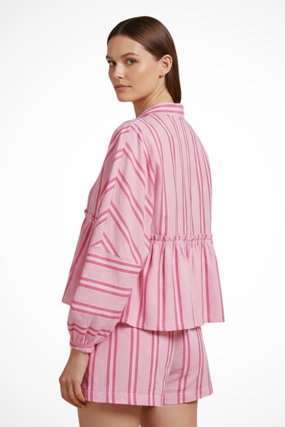 Ivy – Conjunto de Camisa con Volante y Shorts de Rayas