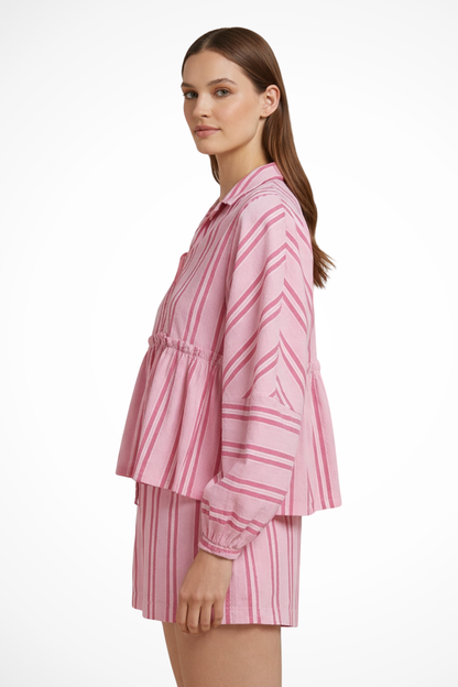 Ivy – Conjunto de Camisa con Volante y Shorts de Rayas