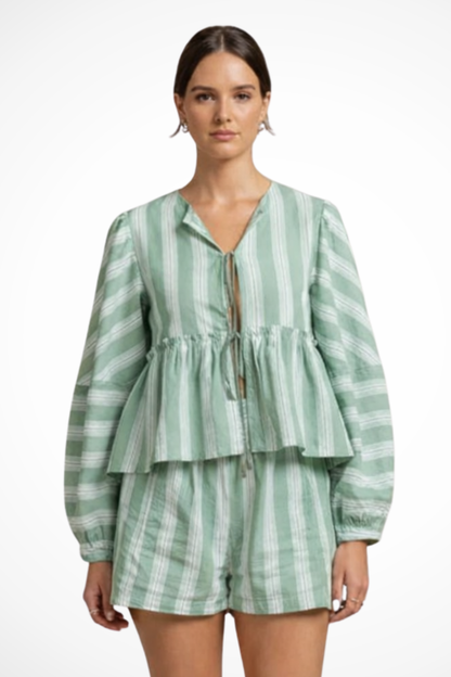 Ivy – Conjunto de Camisa con Volante y Shorts de Rayas