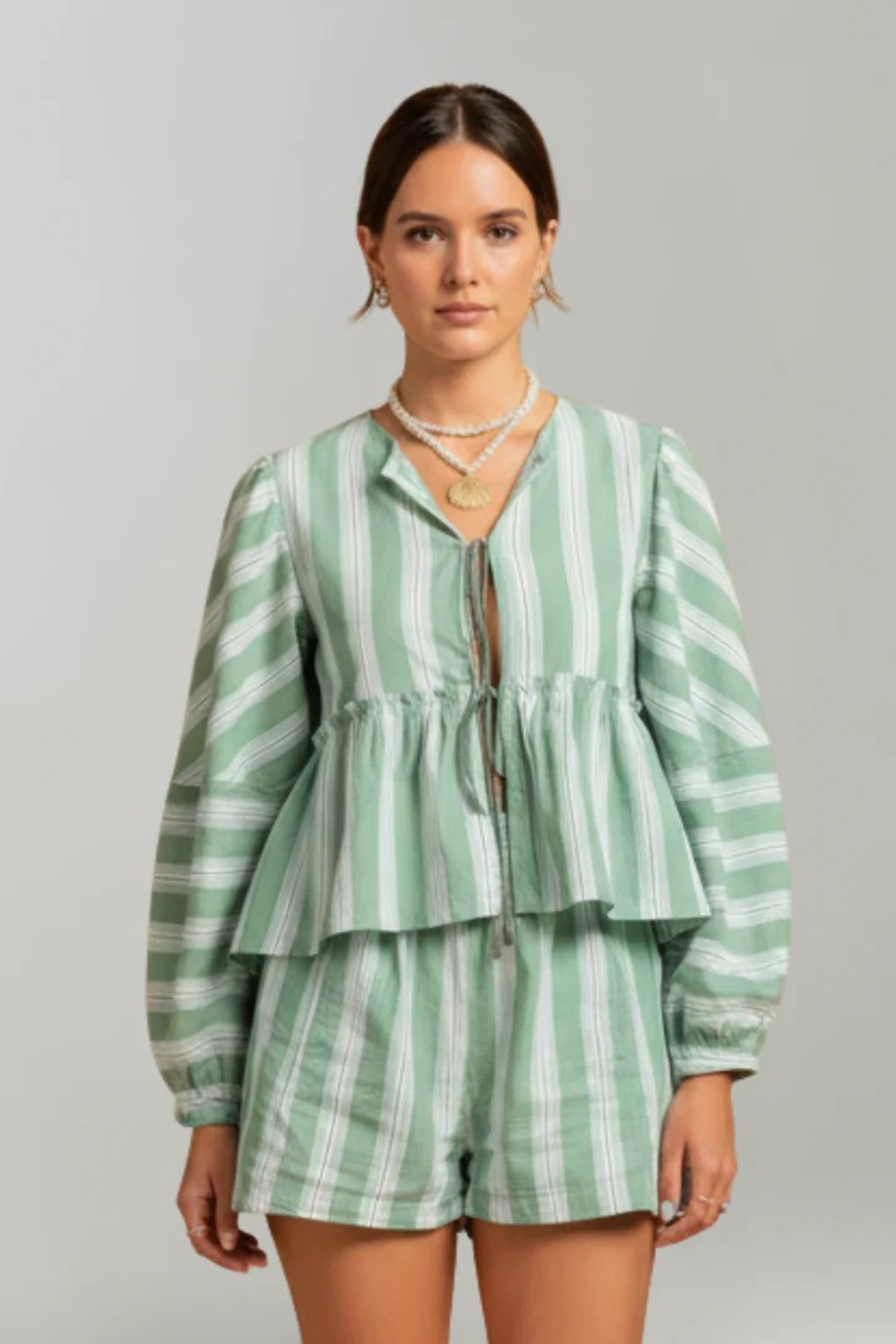 Ivy – Conjunto de Camisa con Volante y Shorts de Rayas