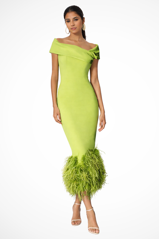 Verity – Vestido Midi con Hombros Descubiertos y Bajo de Plumas para Boda