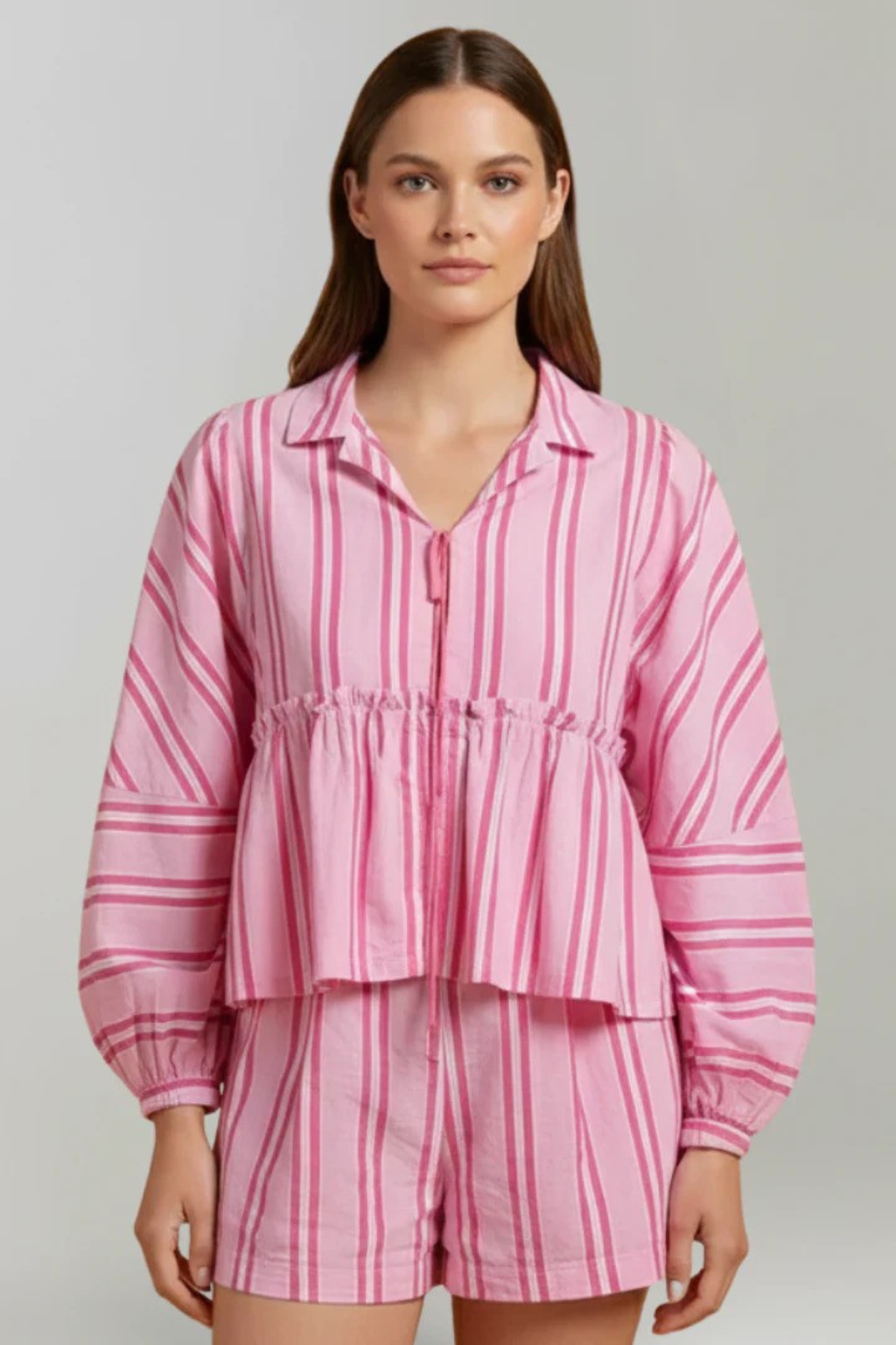 Ivy – Conjunto de Camisa con Volante y Shorts de Rayas