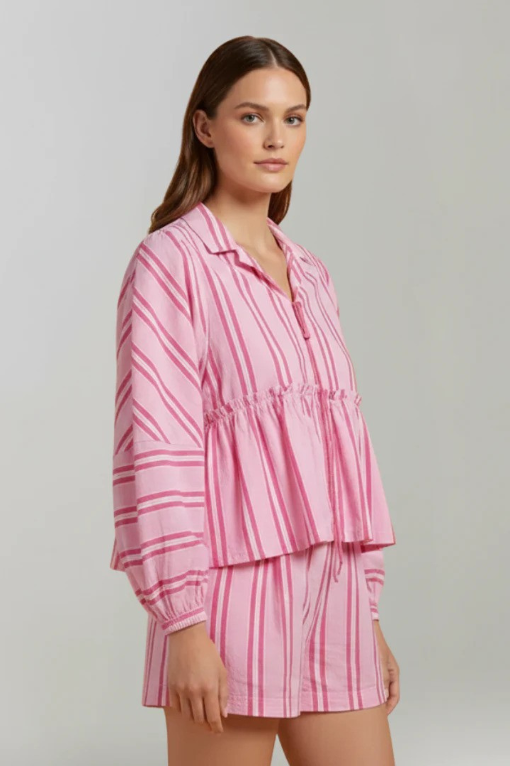 Ivy – Conjunto de Camisa con Volante y Shorts de Rayas