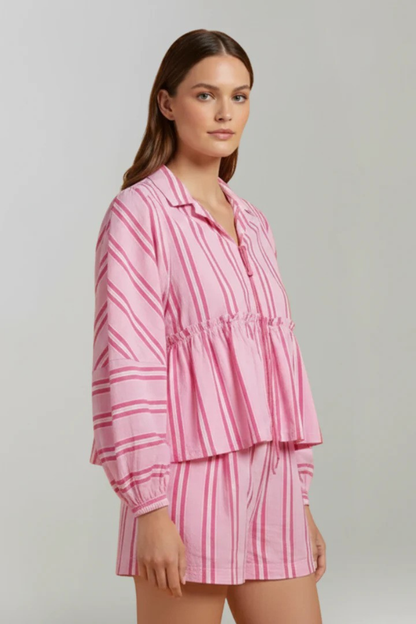 Ivy – Conjunto de Camisa con Volante y Shorts de Rayas
