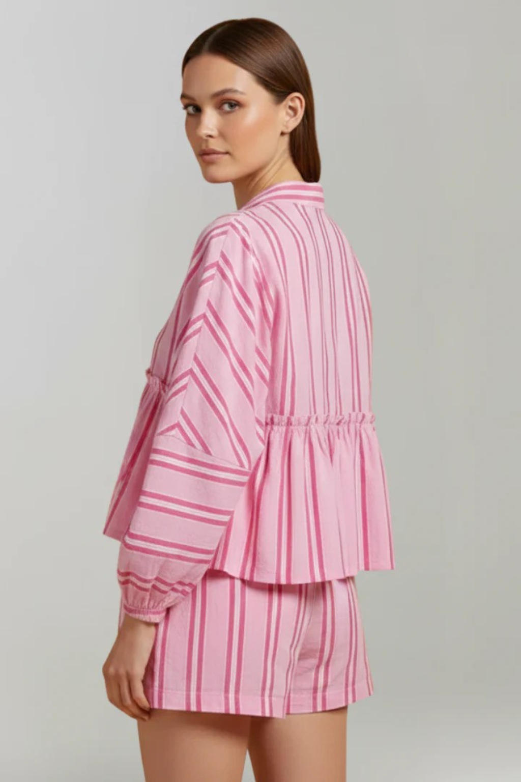Ivy – Conjunto de Camisa con Volante y Shorts de Rayas