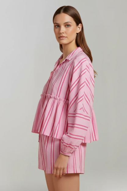 Ivy – Conjunto de Camisa con Volante y Shorts de Rayas